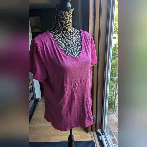 Croft and Barrow Essential V-Neck Women's T-shirt Magenta Garden Large EUC - Picture 1 of 6